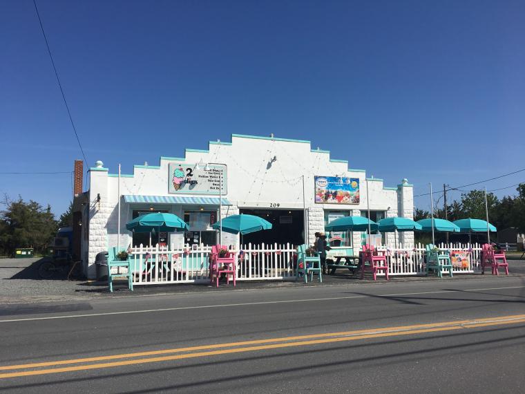 Exterior of 2 Dips Ice Cream shop