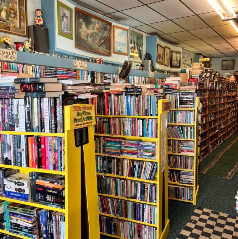 The inside of Hooked on Books in Wildwood, NJ