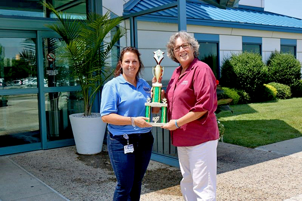 Silvana Dominioni receives an award from Rick Wilson